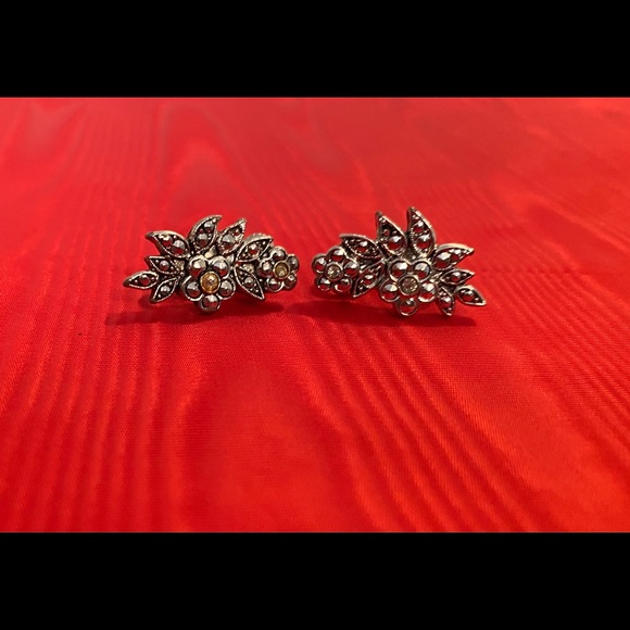 Vintage leaf shaped clip on earrings - Picture 4 of 8